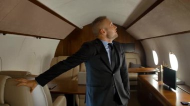 Onun özel jet üzerinde uçan iş adamı