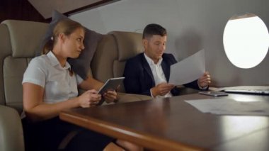 İş adamları lüks jet içinde özel iş tartışma var