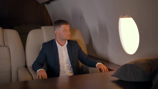 Retrato de hombre de negocios sentado en sillón jet de negocios — Vídeos de Stock
