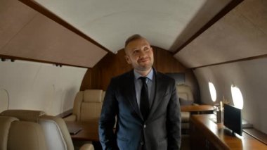 İşadamı özel jetiyle uçuyor