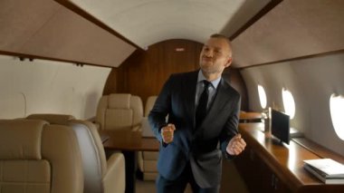 Lüks jet içinde dans zengin iş adamı