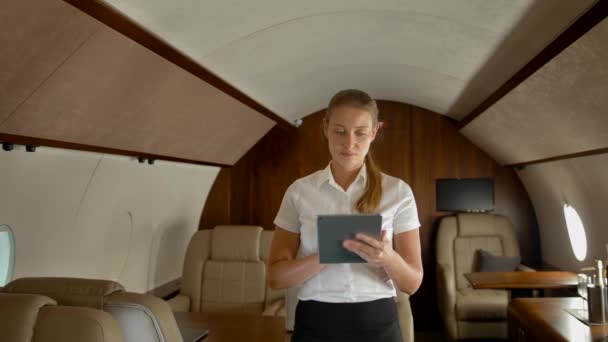 태블릿 pc에 공기 개인 제트 서핑 인터넷에서 비즈니스 여자 — 비디오