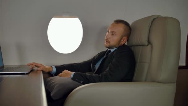 Rijke ondernemer werkzaam op notebook in luxe Jet — Stockvideo