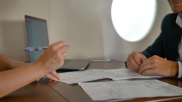Бизнесмены подписывают соглашение внутри частного самолета — стоковое видео