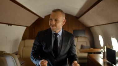 Lüks jet içinde neşeli kendine güvenen işadamı dans