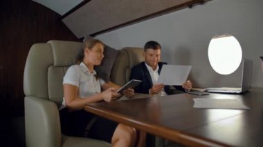 Zengin meslektaşları lüks jet içinde iş hakkında tartışıyor