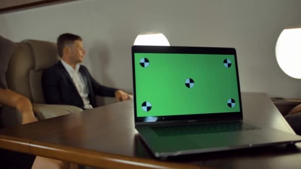 Klaar voor het volgen van Green Screen laptop op privé Jet Board — Stockvideo