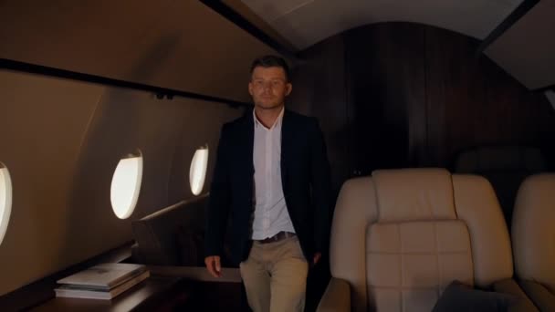 Zakenman vol vertrouwen en Epicly wandelen binnen Private Jet. — Stockvideo