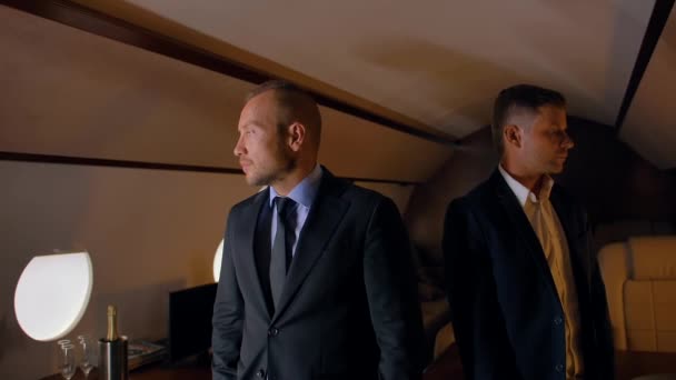 Trois hommes d'affaires confiants à l'intérieur du jet d'affaires — Video