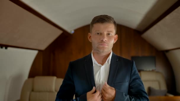 Väldig affärs person insidan av privata jet Cabin leende på kameran — Stockvideo