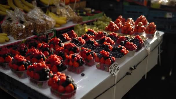 Frutas diferentes no mercado de rua — Vídeo de Stock