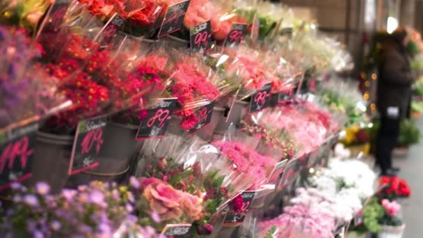Bloemen in een straatwinkel — Stockvideo
