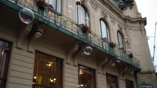 Mýdlové bubliny na Evropské ulici — Stock video