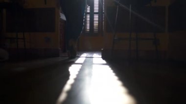 Kadın odada kepenkleri açar