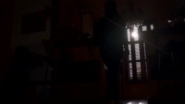 Kadın odada kepenkleri açar