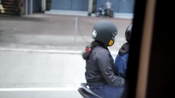 Lokala par, Asiatiska manliga och kvinnliga rida motorcyklar längs gatan — Stockvideo