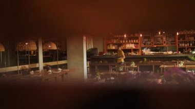Bali adasında bir otelde küçük restoranın iç