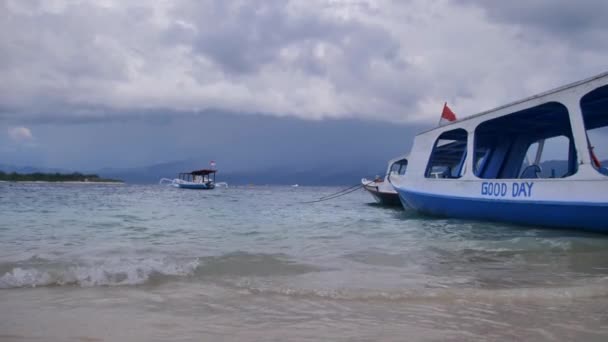 Afgemeerde catamarans en gemotoriseerde boten van het tropische eiland — Stockvideo