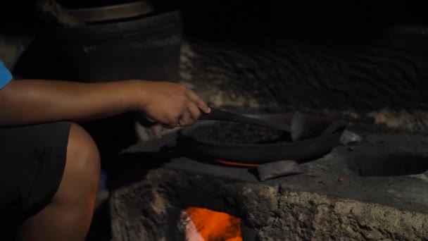 Processus traditionnel faire bouillir et torréfier le café sur les charbons — Video