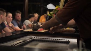 Şef pişirmeye başlamadan önce onun araçları ile hileler gösterir