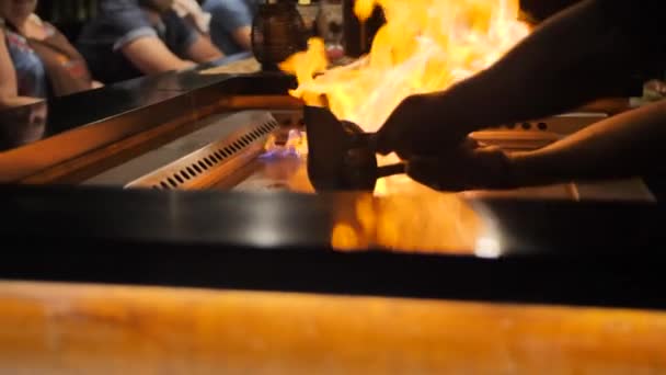 Ο μάγειρας βάζει φωτιά στο μείγμα αλκοόλ στο φούρνο — Αρχείο Βίντεο
