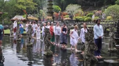 Göldeki taşlar üzerinde ayinde dua eden insanlar.