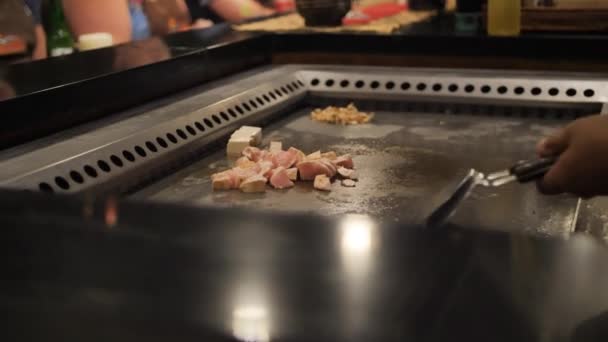 Asiatico chef slising pollo carne per il pubblico su un grande stufa — Video Stock