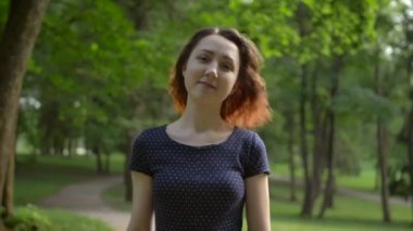 Parkta kameraya açılmakta olan genç ve güzel bir kızın portresi