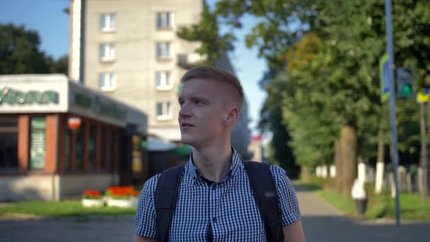 Joven fotógrafo con cámara fotográfica pasea por la pequeña ciudad europea . — Vídeos de Stock