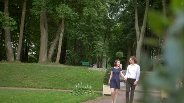 A young couple walks in the park. — Stock Video