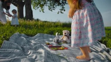 Üç yaşındaki kızı peluş bir tavşan bir doldurulmuş oyuncak alır ve bir ağaca gider