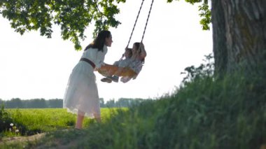 Salıncakta sallanmak harika.