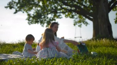 Anne ve iki küçük kızı piknik yaptı..