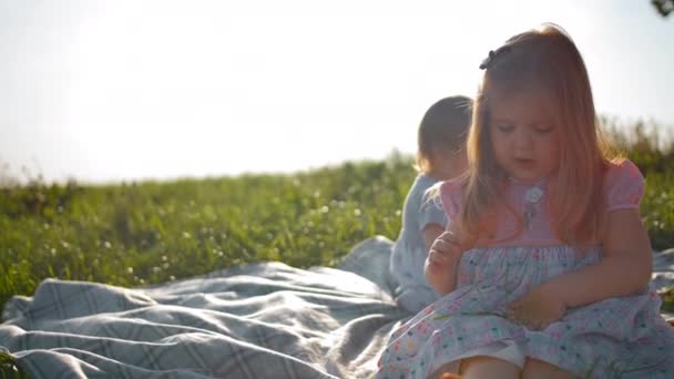 Primer plano de la hija linda jugando con la hoja de hierba — Vídeo de stock
