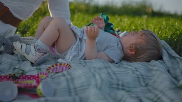 Pequena menina bebê chorando em um piquenique ao ar livre . — Vídeo de Stock