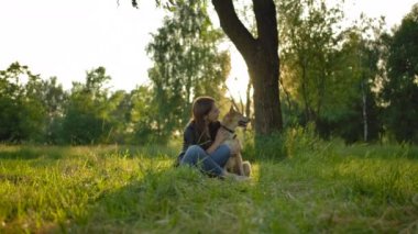 Hanımefendiyle köpeği arasında hassas bir ilişki..