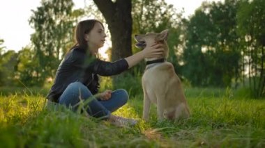 Hanımefendiyle köpeği arasında hassas bir ilişki..