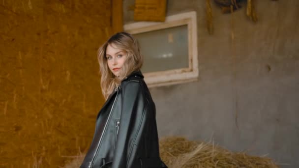 Stylish woman posing in barn — Αρχείο Βίντεο