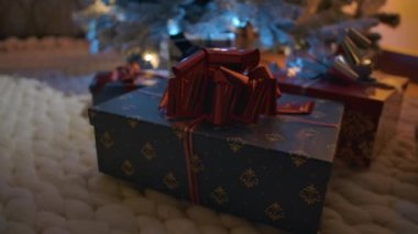 Mavi Noel hediye kutusundan kırmızı kurdeleyle Xmas ağacının tepesine