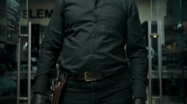 Eldiven takan bir berberin panoramik dikey çekimi