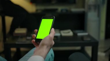 Berbere saç kesimi örneği gösteren ekin istemcisi