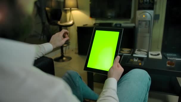 Vit man som håller en grön skärm tablett st inomhus i frisersalong. — Stockvideo