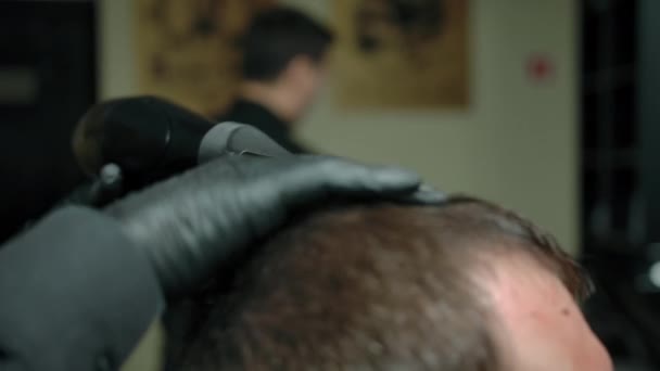 Beskär frisör torkning hår av kunden — Stockvideo