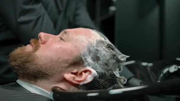 Beskär frisör tvätta hår manliga klienten — Stockvideo