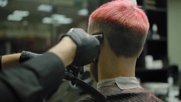 Découpe de coiffeur de culture cheveux teints du client — Video