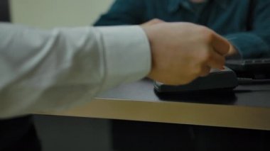 Berber dükkanında kredi kartıyla ödeme