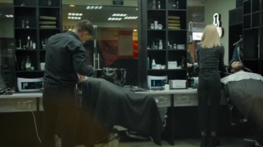 Berber dükkanında geniş açı, profesyonel ustaları vuruyor..