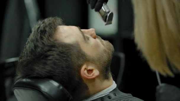 Peluquero chica prepara clientes barba para afeitarse . — Vídeo de stock