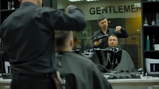 Friseur Styling Haare von männlichen Kunden — Stockvideo