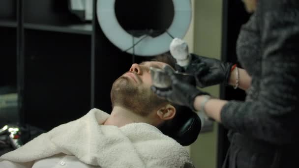 Žena kadeřnice nanášení pěny na holení na zákazníky vousy — Stock video